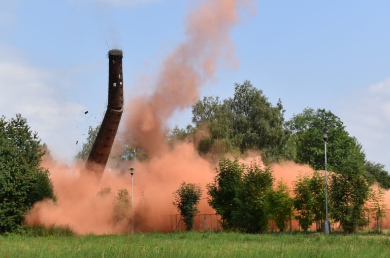 Hasiči odstřelili komín u centrálního hřbitova