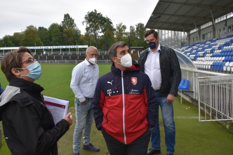 Zástupci UEFA si prohlédli stadion na Stovkách