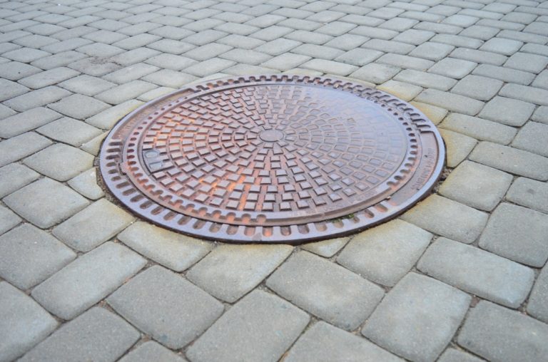 UPOZORNĚNÍ: NEPOUŽÍVAT NOVOU KANALIZACI PŘED ZKOLAUDOVÁNÍM