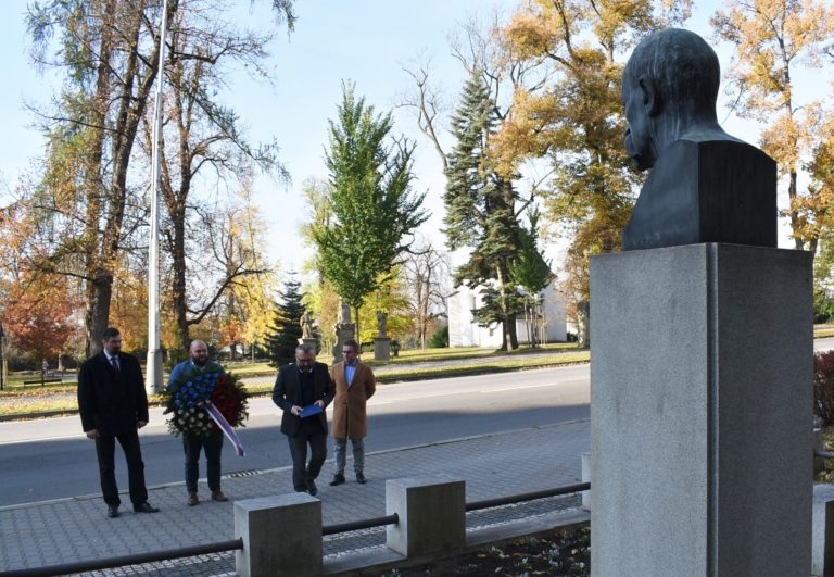 28. ŘÍJNA: ZÁSTUPCI MĚSTA POLOŽILI KVĚTINY K PAMÁTNÍKU TGM