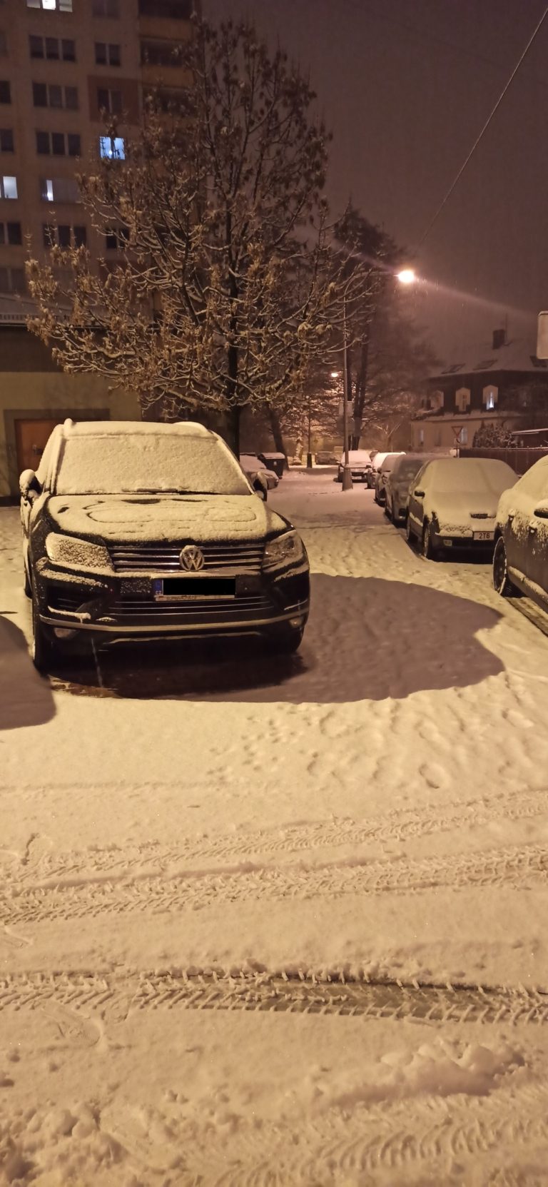 NÁROČNÁ NOC PRO SILNIČÁŘE, ÚDRŽBU KOMPLIKUJÍ ŠPATNĚ PARKUJÍCÍ ŘIDIČI