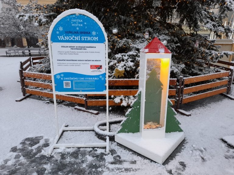 MLADÍK VYKRADL SBÍRKU VÁNOČNÍ STROM, CHYTILI HO STRÁŽNÍCI