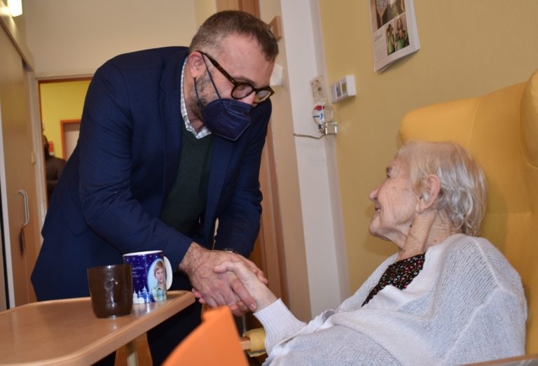 VEDENÍ MĚSTA POPŘÁLO SENIORŮM POHODOVÉ VÁNOCE