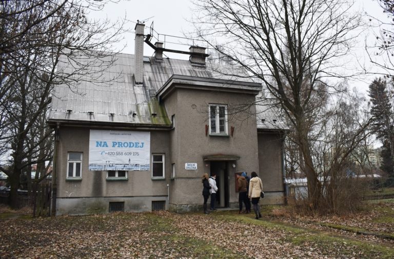 Zájemci si prohlédli vilku, kterou město prodává