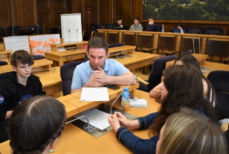 ŠKOLÁCI SI VYZKOUŠELI ROLE ZASTUPITELŮ