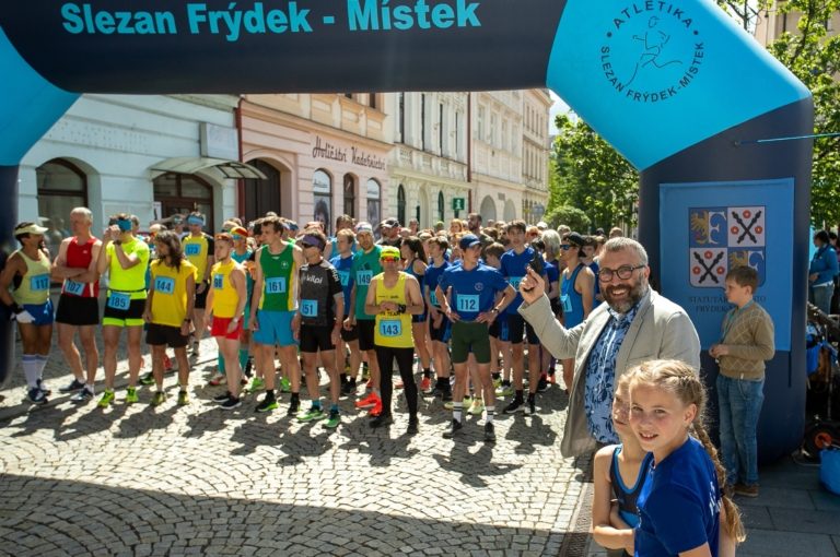 BĚH MEZI NÁMĚSTÍMI: ZÁVODILO 300 ATLETŮ