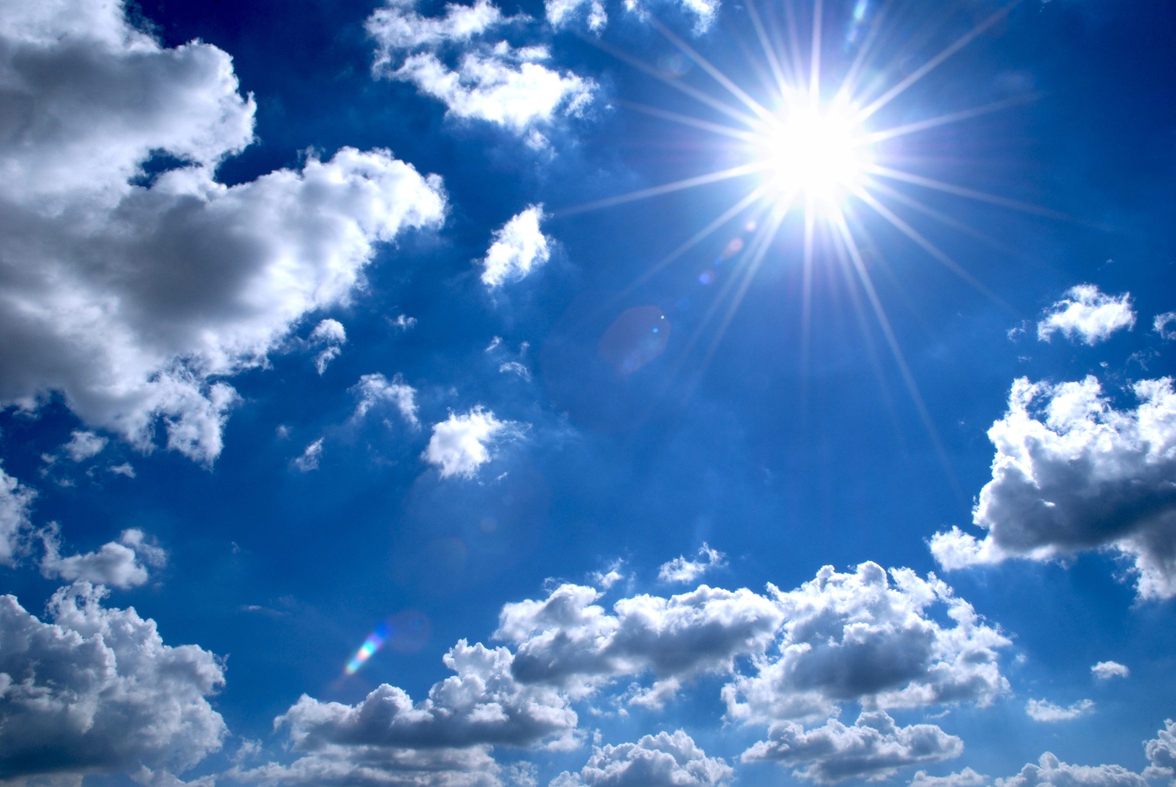 The sun is the cloud. Солнечное небо. Голубое небо и солнце. Голубое небо с облаками. Красивое голубое небо.