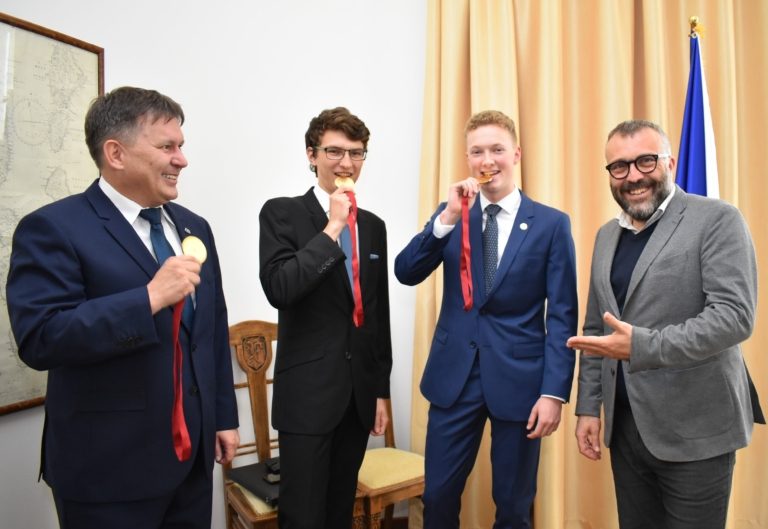 VELKÝ ÚSPĚCH GYMNAZISTŮ NA EXPO V DUBAJI