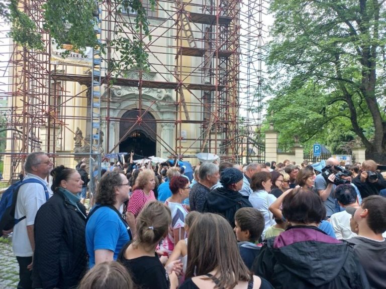 MAKOVICE KOSTELA UKRYLA POSELSTVÍ, NA DĚTI PRŠELY CUKROVINKY