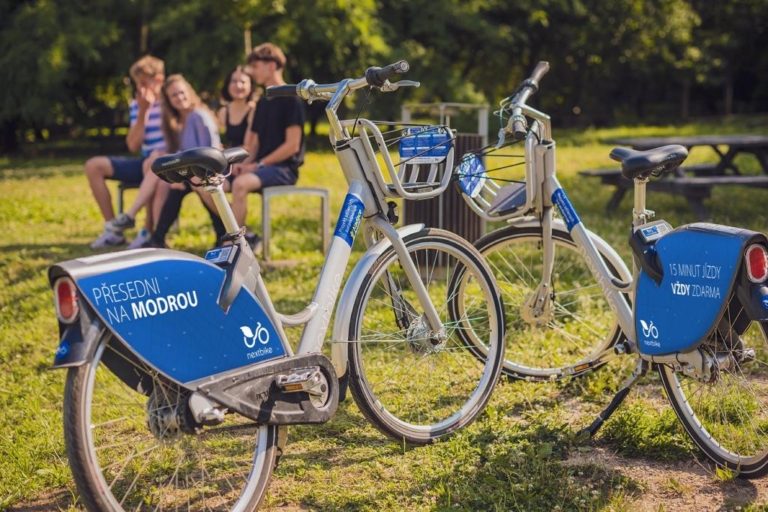 MĚSTEM NA BICYKLU: SDÍLENÁ KOLA V ULICÍCH OPĚT OD BŘEZNA