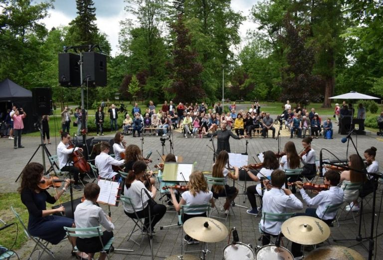 PARK NAPLNILA HUDBA DĚTÍ ZE ZUŠ