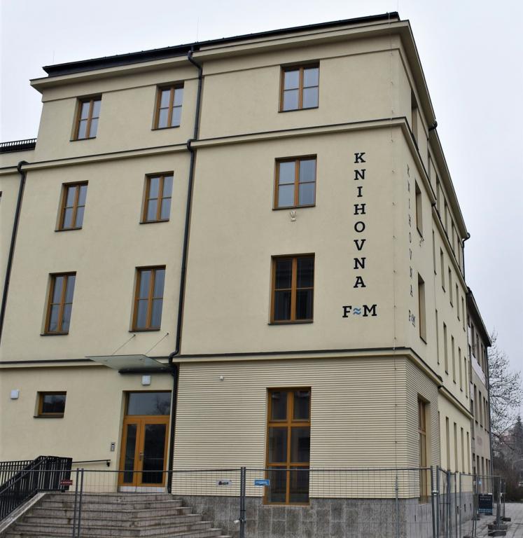 PRO KNIHU BRZY DO NOVÉHO, SKONČILA OPRAVA KNIHOVNY