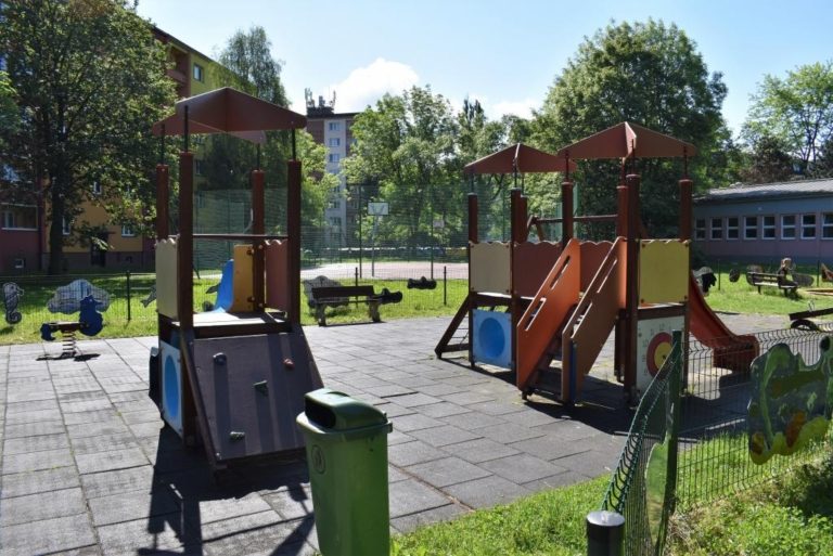 MĚSTO OBNOVÍ HŘIŠTĚ POBLÍŽ MŠ SNĚŽENKA V MÍSTKU