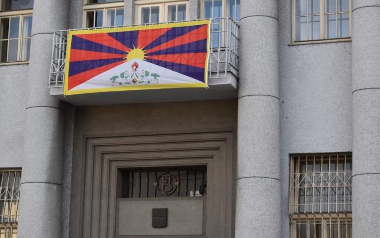 VLAJKA PRO TIBET NA MAGISTRÁTU