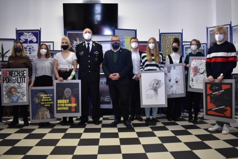 AUTOŘI NEJLEPŠÍCH PROTIDROGOVÝCH PLAKÁTŮ SE SEŠLI NA MAGISTRÁTU