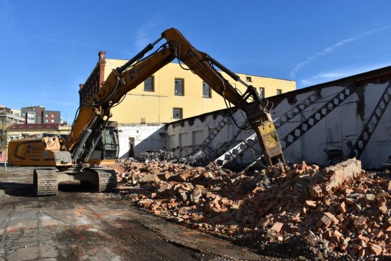 KONEC DEMOLICE: NEHISTORICKÉ BUDOVY USTOUPILY NOVÉ MĚSTSKÉ ČTVRTI