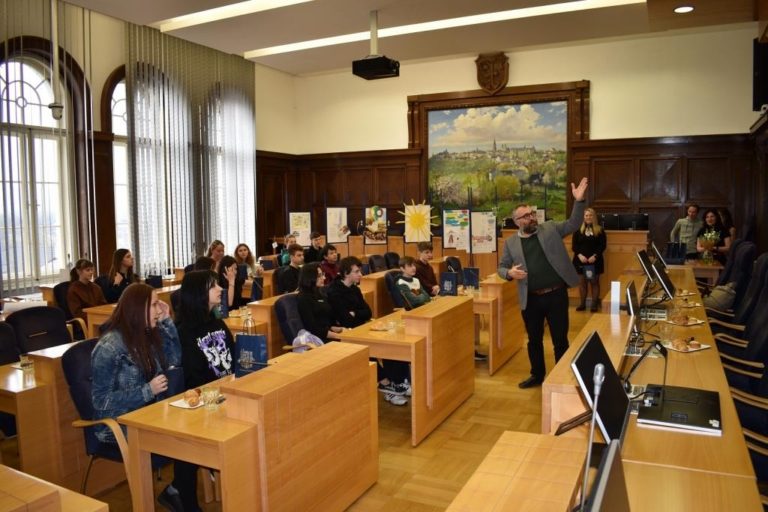 MĚSTO OCENILO AUTORY VÍTĚZNÉHO VZKAZU DO KOSTELNÍ VĚŽE