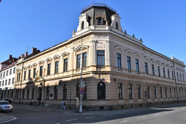 MĚSTO OTEVŘE KONTAKTNÍ CENTRUM A UBYTUJE UPRCHLÍKY