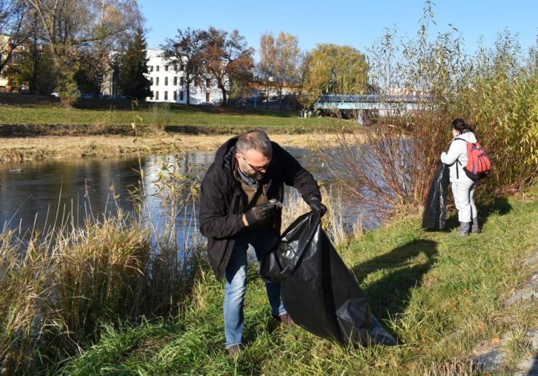 STUDENTI UKLIDILI BŘEHY OSTRAVICE