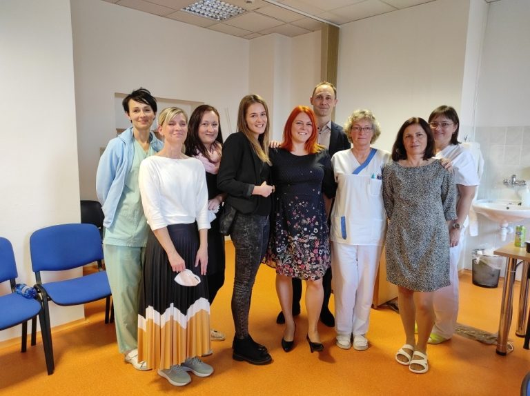 PORODNÍ ASISTENTKY VE FRÝDECKO-MÍSTECKÉ NEMOCNICI ZÍSKALY VÝRAZNĚJŠÍ ROLI, RODIČKY VĚTŠÍ POHODLÍ I VÝŽIVNĚJŠÍ STRAVU