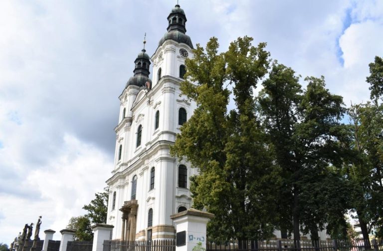 V PARKU U FRÝDECKÉ BAZILIKY ROSTOU NOVÉ STROMY