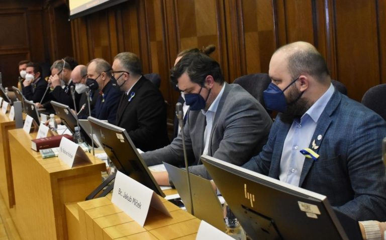 AKTUÁLNĚ: NA PŘÍMOU POMOC UPRCHLÍKŮM UVOLNÍ MĚSTO DALŠÍCH 9 MILIONŮ KORUN