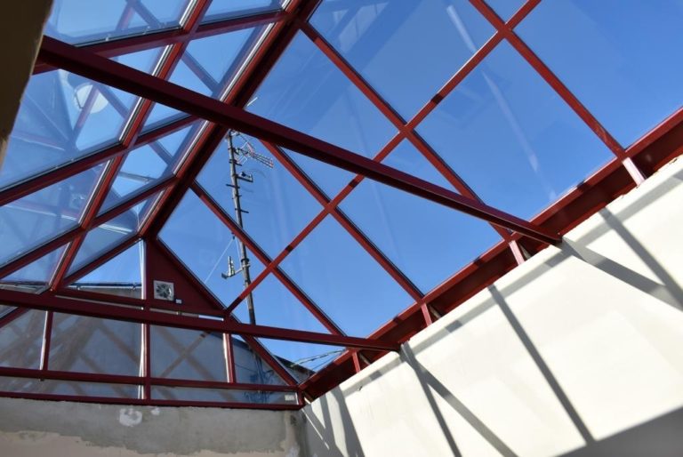 HISTORICKÝ DŮM NA NÁMĚSTÍ MÁ OPRAVENÝ SVĚTLÍK A STŘECHU