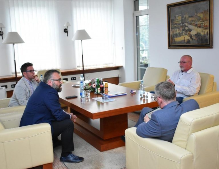 BOJ O DĚTSKÉ ODDĚLENÍ NEPOLEVUJE, MĚSTO JEDNALO NA KRAJI