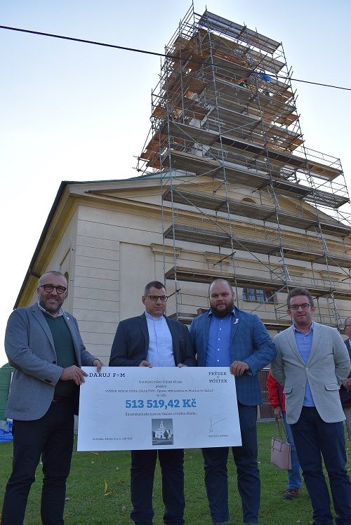 Skaličtí farníci převzali půlmilionový šek na opravu kostelní věže