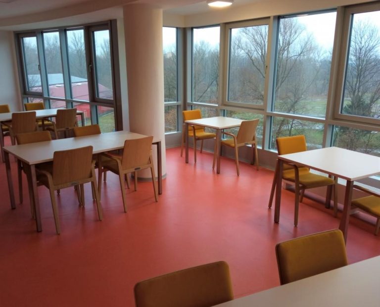 SENIOŘI SE SCHÁZEJÍ V OPRAVENÝCH MÍSTNOSTECH