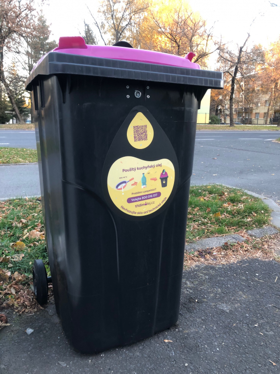 V ULICÍCH PŘIBYLY POPELNICE NA POUŽITÉ OLEJE