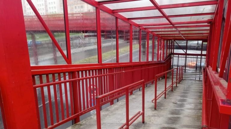 VYČIŠTĚNO: ČERVENÁ LÁVKA V REVOLUČNÍ ULICI