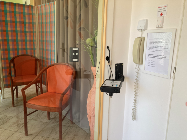 MIMOŘÁDNÉ OPATŘENÍ: DOMOVY PRO SENIORY RUŠÍ NÁVŠTĚVY, BLÍZCÍ MOHOU „SKYPOVAT“