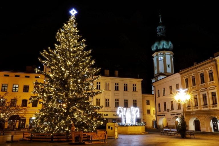 VÁNOČNÍ STROM SVÍTÍ