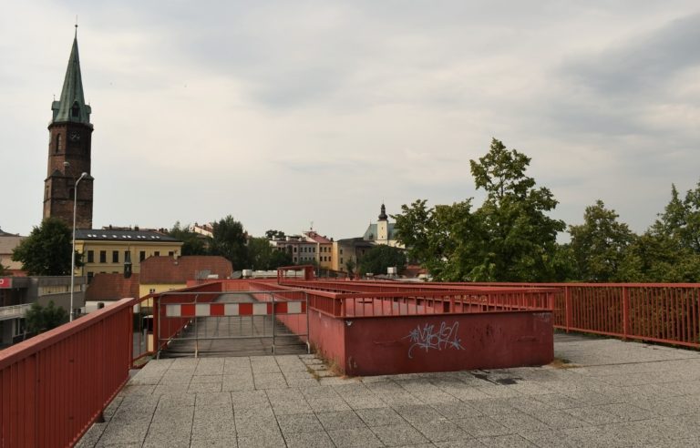 MĚSTO ZABEZPEČILO ČERVENOU LÁVKU NA REVOLUČNÍ