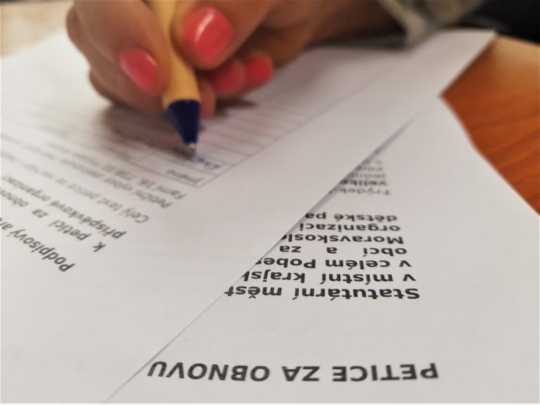 DĚTSKÉ ODDĚLENÍ: PETICE BYLA PŘEDÁNA I SENÁTU PČR