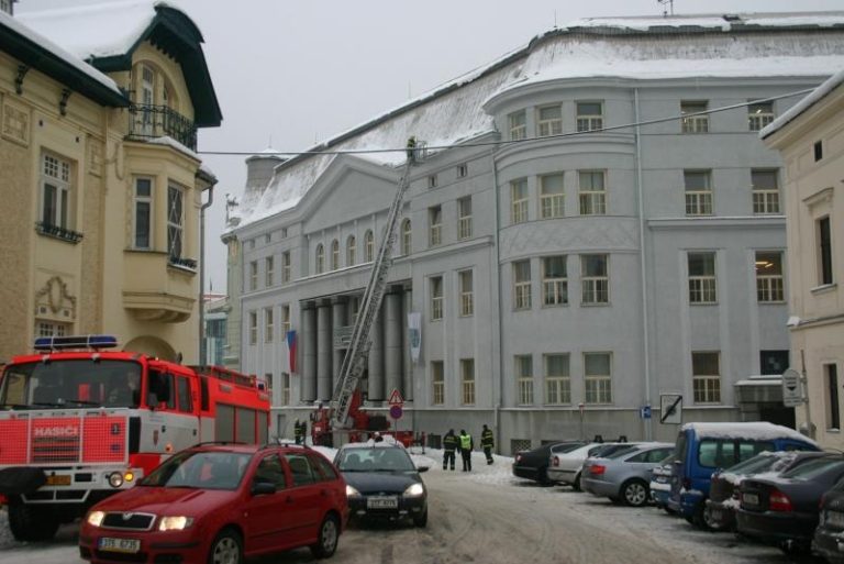 Rampouchy a sněhové převisy musejí nechat odstranit majitelé domů
