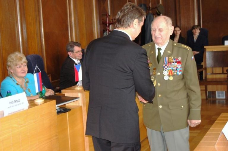 Na půdě magistrátu byli vyznamenáni váleční veteráni