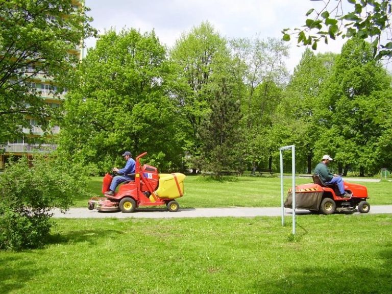 Kosení trávy je v plném proudu