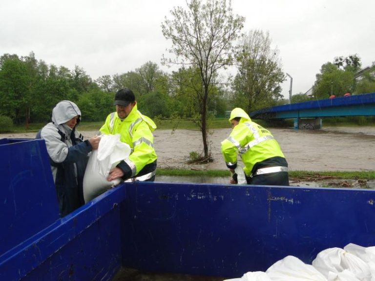 Staví se protipovodňové zátarasy