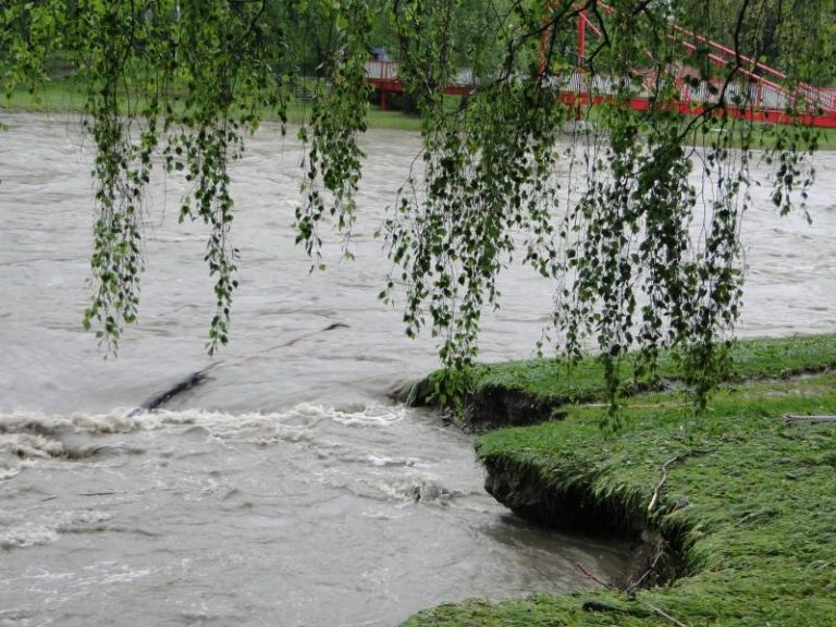 Voda podemílá břehy – opusťte park