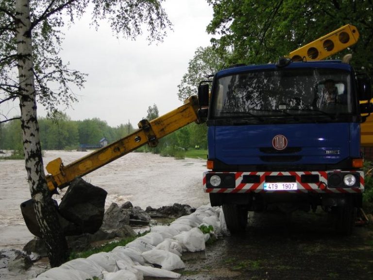Břehy řeky jsou zpevňovány kamenem