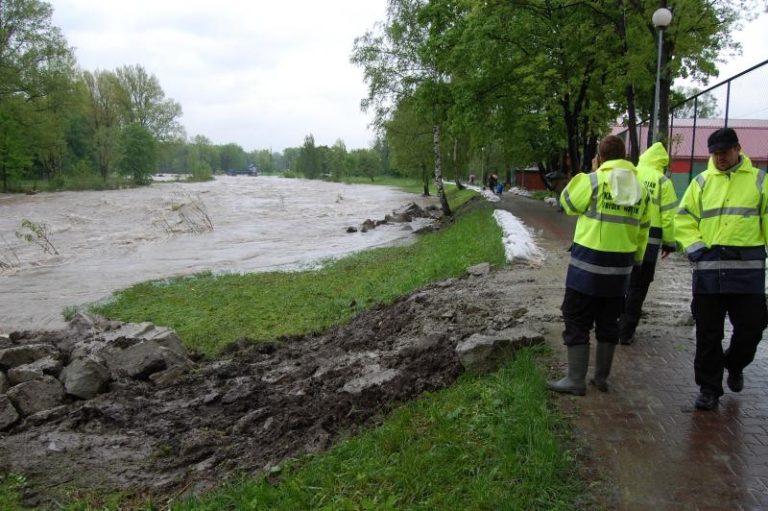 Hráz z pytlů se bude zvětšovat
