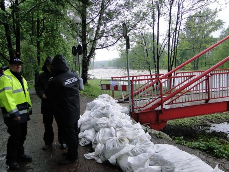 Voda opadá – lávky přes řeku zůstávají uzavřeny