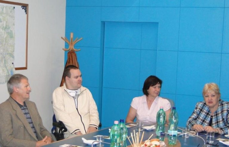 Dary pro postiženého hasiče byly předány