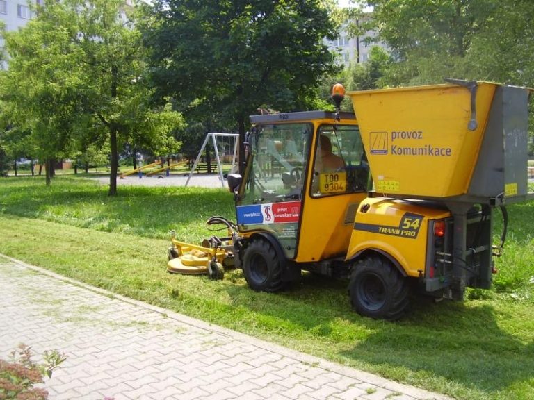 Ve městě pokračuje údržba travnatých ploch
