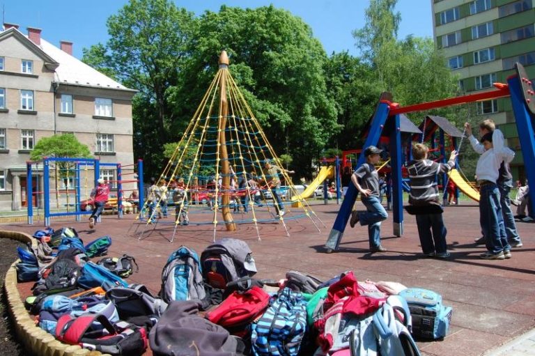 Děti dostaly od města další hřiště