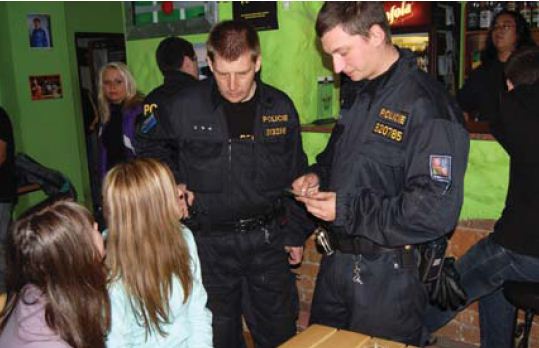 Strážníci a policisté pokračují v kontrolách barů a restaurací