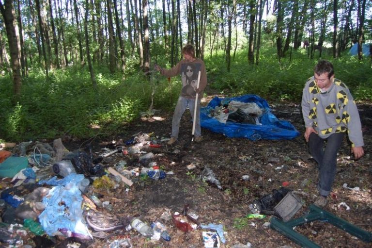 Bezdomovci uklízeli svůj nepořádek