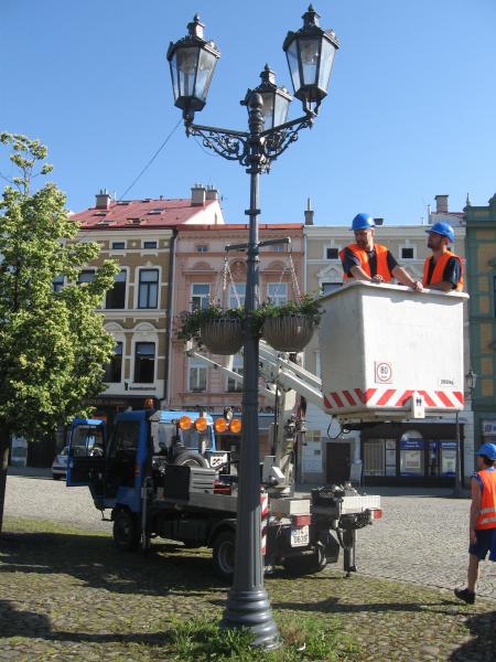 Frýdecké náměstí zdobí zavěšené květiny